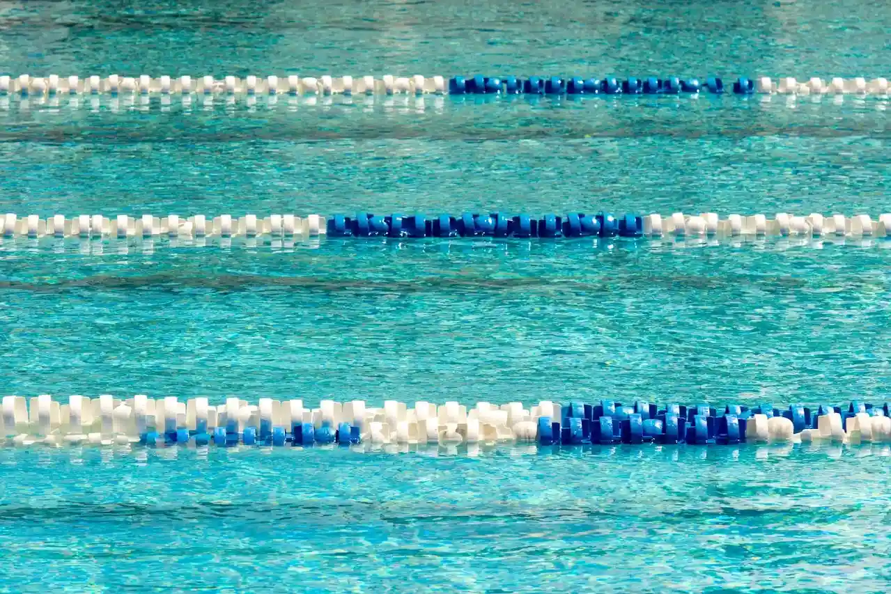 حمامات سباحة ومرافق للرياضات المائية