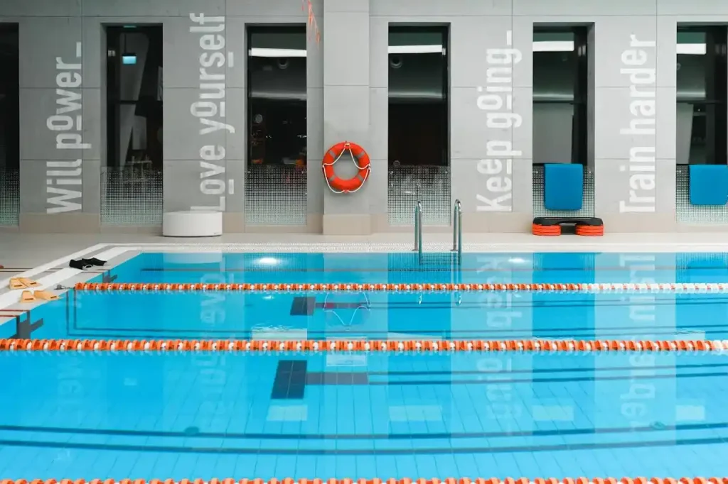 حمامات سباحة ومرافق للرياضات المائية