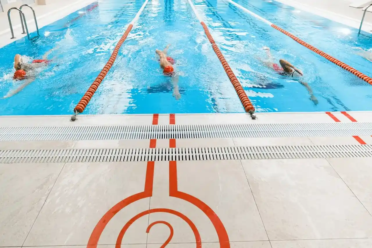 حمامات سباحة ومرافق للرياضات المائية